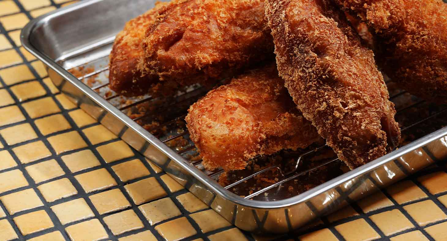 カレーの香辛料がお皿に盛られ並んでいる